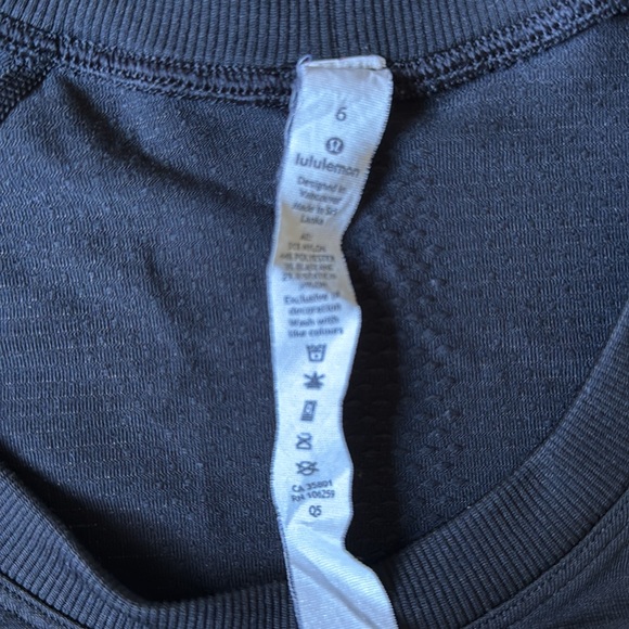 Lululemon Size 6 Swiftly Tech Short-Sleeve Shirt 2.0
Hip Length Black - Picture 4 of 6